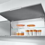 Комплект AVENTOS HK-XS 1x15 для TIP-ON, для глухого фасада, с накладными петлями и прямыми ответными планками под саморез.