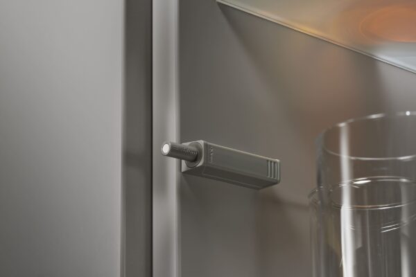 TIP-ON КОРОТКИЙ для дверей с магнитом, серый — изображение 2